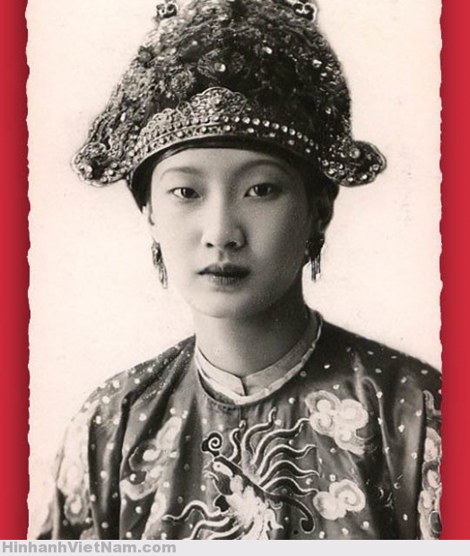 Indochine – Carte-Photo – Sa Majesté Nam Phuong impératrice d´Annam (Photographe_ Tang Vinh à Hué)