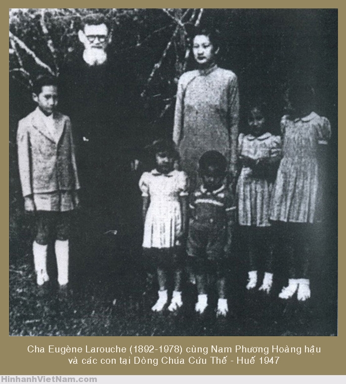 Cha bề trên Eugène Larouche (1892) cùng Nam Phương Hoàng hậu và các con tại dòng Chúa Cứu Thế – Huế 1947