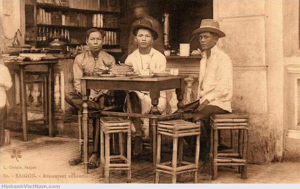 Trong một trà quán của người Hoa ở Chợ Lớn những năm 1920