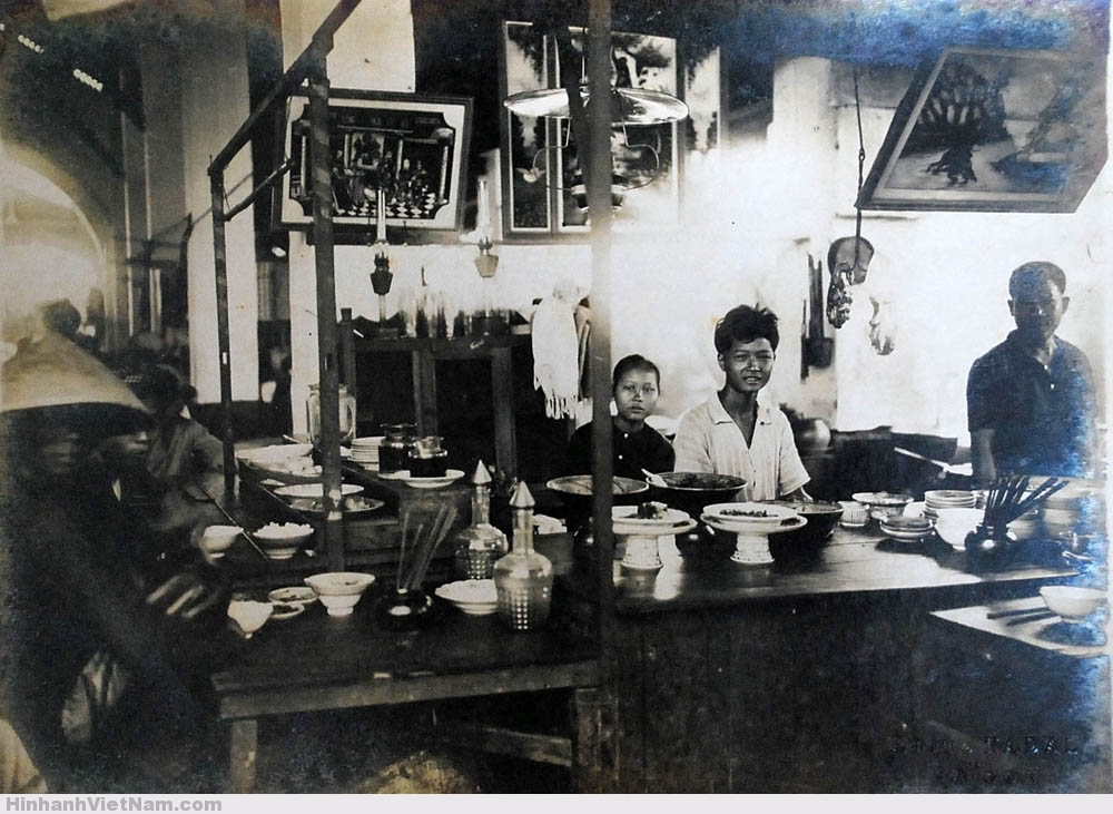 Trong một tiệm ăn ở gần chợ Gò Vấp năm 1920
