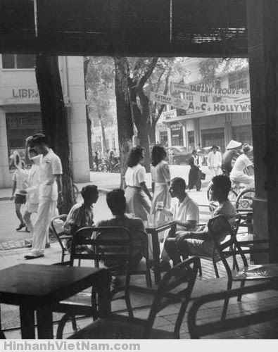 Trong một quán cà phê ngó ra đường Catinat (Đồng Khởi) bây giờ. Ảnh chụp năm 1948