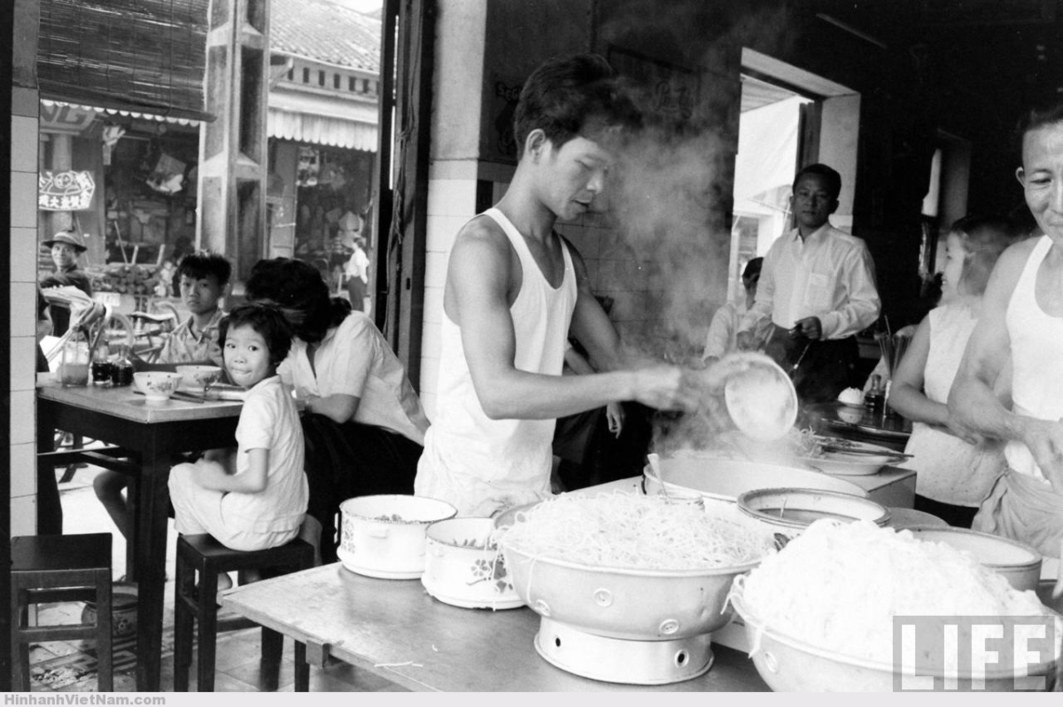 Một tiệm mì trong Chợ Lớn năm 1961