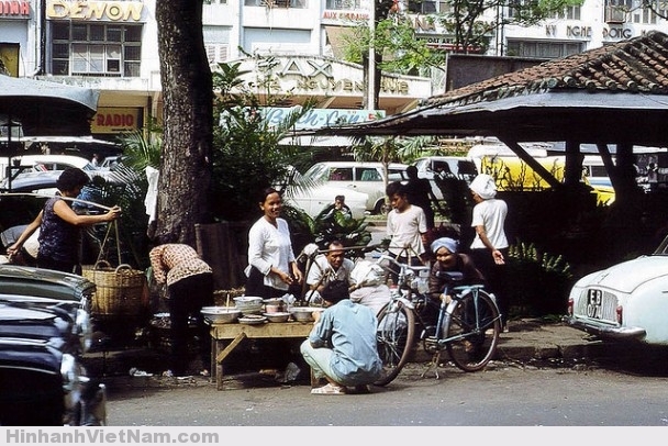 Sạp cơm bên cạnh khu kios đường Nguyễn Huệ