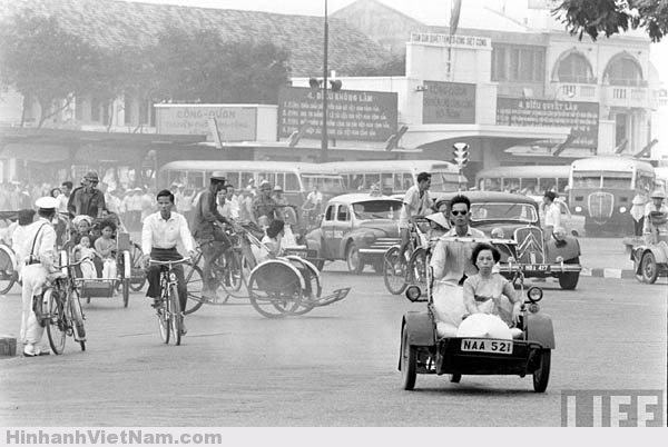 Hình ảnh quen thuộc xe xích-lô máy chạy quanh Công trường Diên Hồng xưa, trước trạm xe buýt Công Quản Chuyên Chở Công Cộng đối diện với Chợ Bến Thành