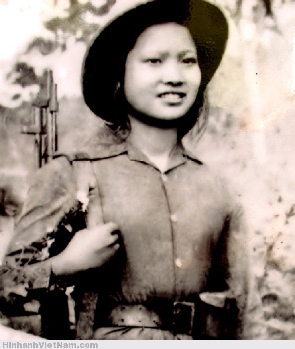 Nhân vật trong ảnh là nữ thanh niên xung phong Nguyễn Thị Cần, người Nghệ An. Cô là chiến sĩ thi đua cấp tỉnh năm 1967. Thời đó, các nữ thanh niên xung phong gánh vác những nhiệm vụ như vận chuyển lương thực, đạn dược ra tiền tuyến, cứu trợ thương binh và lấp hố bom mở đường.