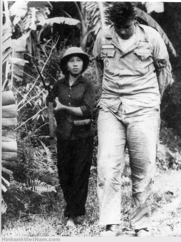 Bức ảnh chụp “O du kích nhỏ” Nguyễn Thị Kim Lai áp giải một phi công Mỹ bị bắt vào năm 1965. Hình ảnh một nữ dân quân nhỏ bé áp giải viên phi công cao lớn đã trở thành biểu tượng hào hùng của cuộc kháng chiến chống Mỹ, giữa một dân tộc nhỏ bé với kẻ thù lớn hơn gấp nhiều lần
