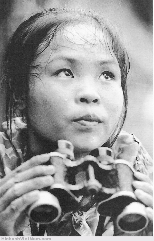 Tấm ảnh chụp năm 1969 của nữ Anh hùng Quân đội nhân dân Việt Nam - La Thị Tám. Cô đã đếm và cắm tiêu 1.205 quả bom do địch trút xuống để lực lượng công binh của ta đến phá bom, đảm bảo thông suốt cho tuyến đường tiếp viện vào Nam. Cô được phong anh hùng khi mới 20 tuổi.