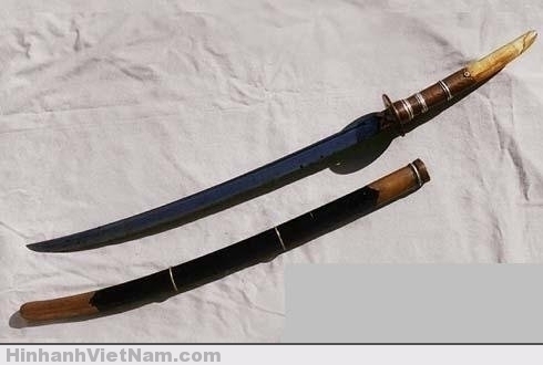 Kiếm người Kinh thật ra giống Japanese Jokoto thời Cổ. Người Việt dùng một lưỡi từ thời Đông Sơn. Hơn 1000 năm sau người Việt dùng thêm kiếm của Nhật. 