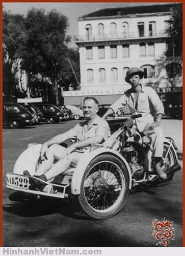Xích-lô máy và ông Pierre Coupeaud, ngưới sáng chế xe xích-lô đạp đầu tiên ở Phnom Penh trước nhà hàng khách sạn Continental Sài Gòn