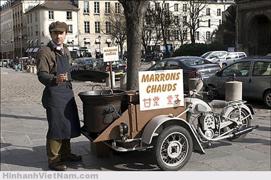 Một người bán hạt dẻ rang nóng trên đường phố Paris