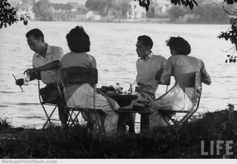 Người Hà Nội ngồi uống nước bên hồ Trúc Bạch