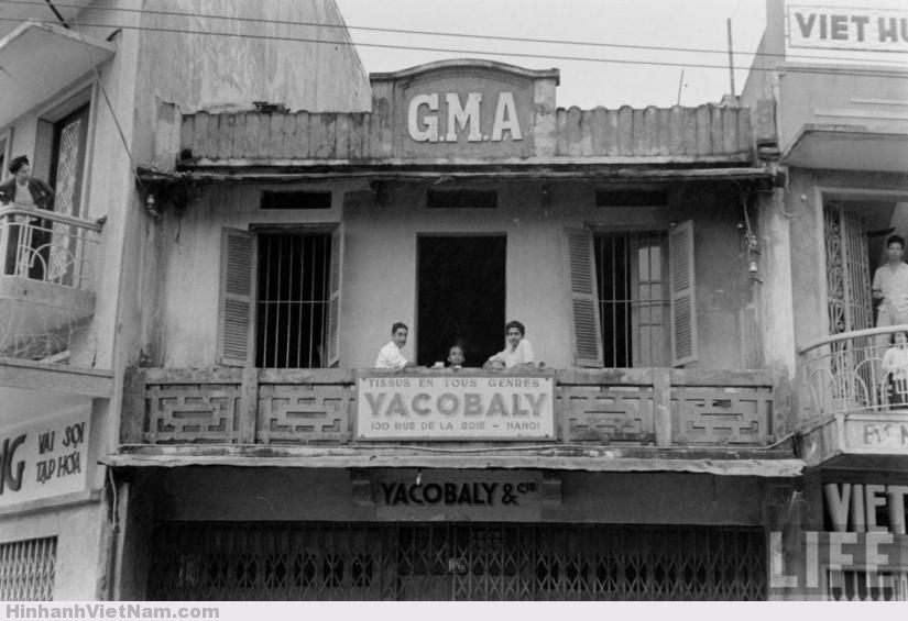 Những người Pháp ngồi uống cà phê trên tầng 2 của một hiệu vải ở phố Hàng Đào, Hà Nội ngày 10/10/1954