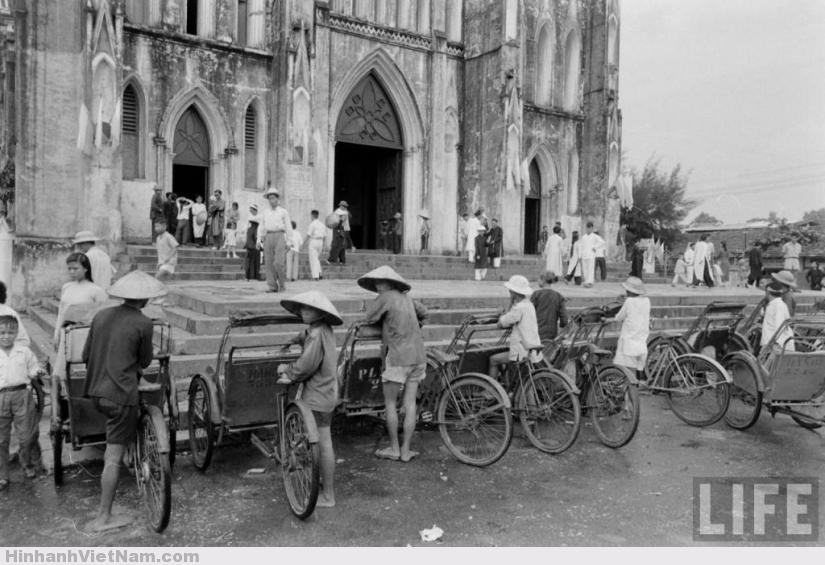 Những người đạp xích lô chờ khách bước ra từ nhà thờ