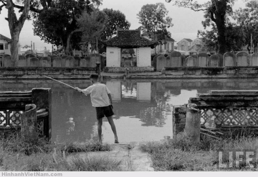 Một cậu bé Hà Nội câu cá ở giếng Thiên Quang trong khu du tích Văn Miếu – Quốc Tử Giám