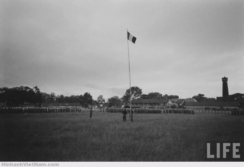 Toàn cảnh khu vực diễn ra lễ hạ cờ của quân Pháp ở thành Hà Nội trước khi lực lượng Việt Minh tiếp quản Thủ đô, tháng 10/1954. Góc bên phải bức ảnh là cột cờ Hà Nội.