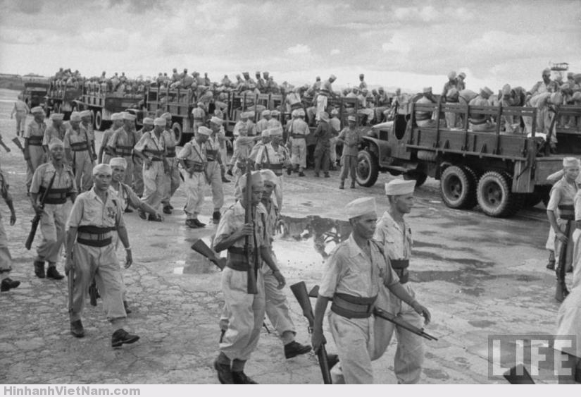 Lính Pháp chuẩn bị rút khỏi Hà Nội trước khi quân đội Việt Minh tiến vào