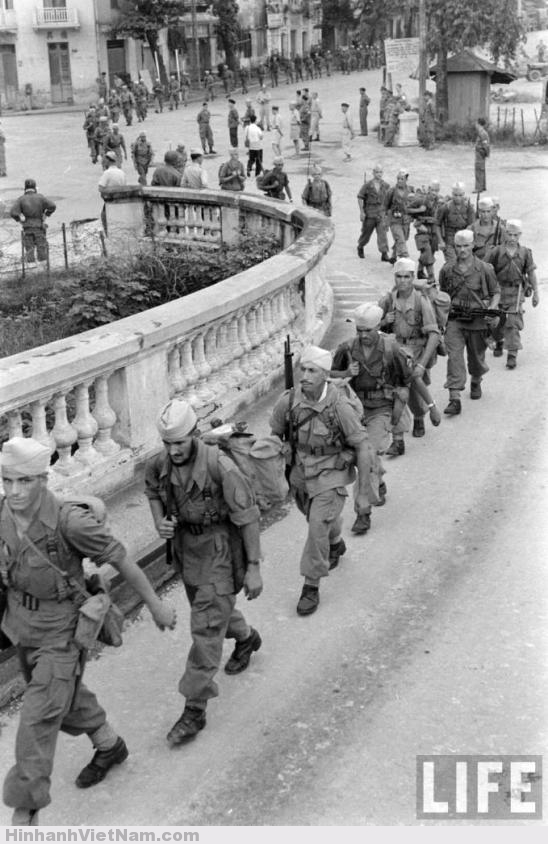 Lính Pháp rút khói Hà Nội qua đường cầu Long Biên