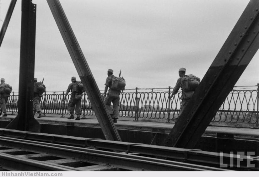 Một nhóm lính di chuyển trên cầu Long Biên