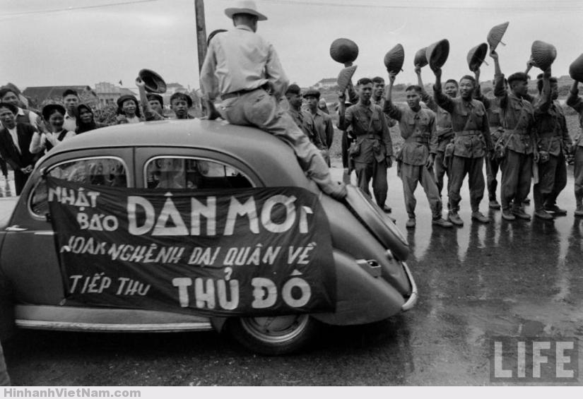 Chiếc xe của báo Dân Mới, cơ quan tuyên truyền của Mặt trận Việt Minh liên tỉnh Thanh – Nghệ Tĩnh tham gia vào ngày vui ở Hà Nội