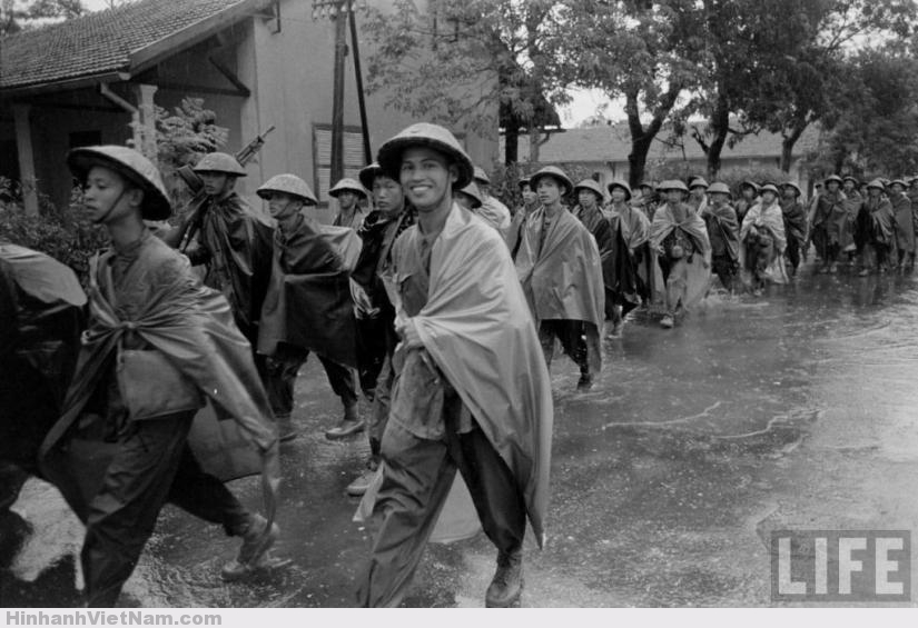 Các chiến sĩ Việt Minh tiến vào thành phố dưới cơn mưa mùa thu lất phất