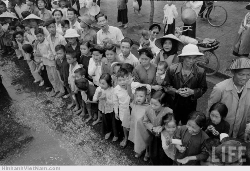 Vẻ hân hoan của người dân Hà Nội vào ngày được giải phóng khỏi ách thực dân Pháp
