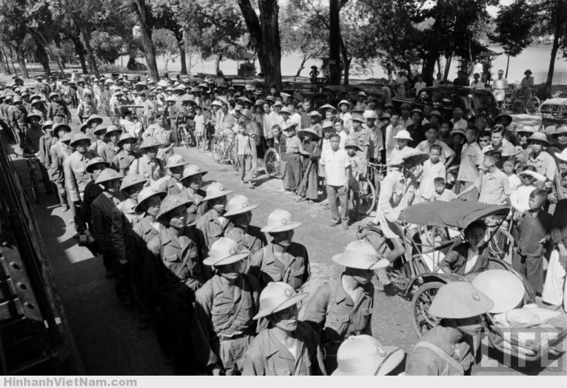 Đoàn quân Giải phóng bước qua bờ hồ Hoàn Kiếm trước sự chứng kiến của hàng nghìn người dân