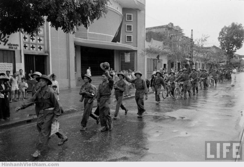 Đoàn quân chiến thắng đi qua rạp Đại Nam ở phố Huế