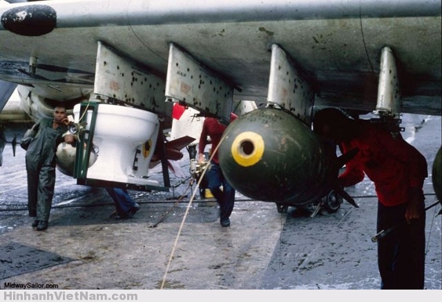 Quả bom kỳ quái nhất chiến tranh Việt Nam: Chiếc bồn cầu